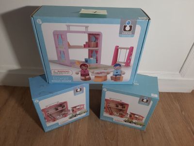 trois boîtes de jouets posées par terre les unes à côté des autres