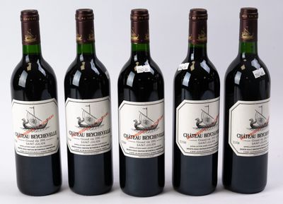 quatre bouteilles de vin sont alignées sur une surface blanche