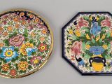 deux assiettes décoratives ornées de fleurs, posées sur une table