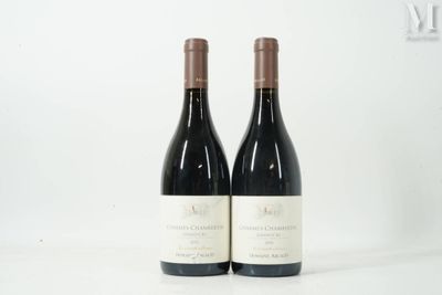 deux bouteilles de vin posées sur une table l'une à côté de l'autre