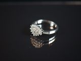 gros plan d'une bague en diamant sur une surface noire