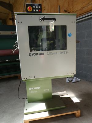 a machine that is sitting in a garage
