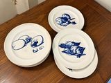 trois assiettes bleues et blanches sont posées sur une table en bois