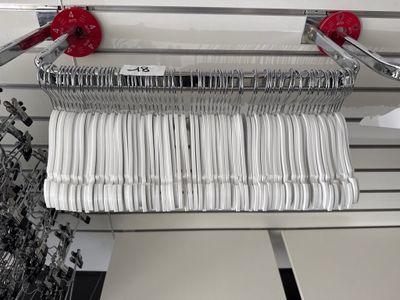un portant sur lequel sont suspendus tout un tas de vêtements