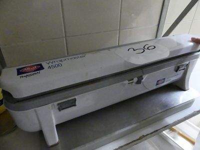 une machine posée sur une étagère