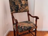 a chair that is sitting in the corner of a room