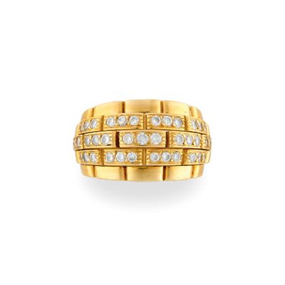 une bague en or jaune 18 carats sertie de diamants