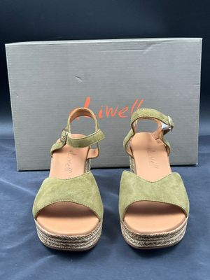 une paire de sandales pour femme en daim vert, à bout ouvert
