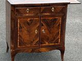 une petite commode en bois à deux tiroirs