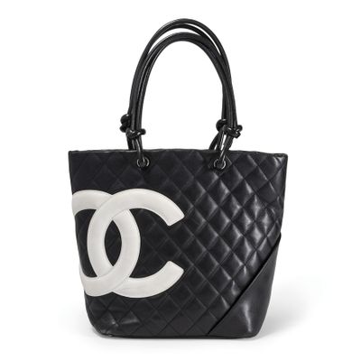un sac cabas Chanel noir et blanc sur fond blanc