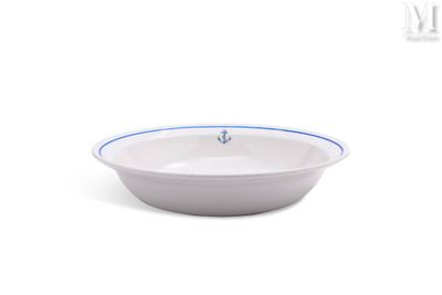 bol blanc avec un bord bleu sur fond blanc