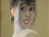 portrait d'une femme en robe blanche aux cheveux noirs