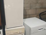 un réfrigérateur, une machine à laver et une machine à laver placés les uns à côté des autres