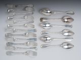 beaucoup de cuillères en argent et de cuillères à soupe sur une table