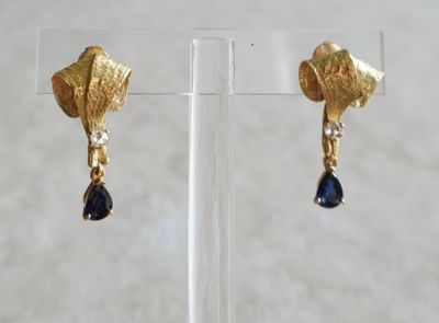 boucles d'oreilles plaquées or, ornées d'une pierre bleue et d'une feuille d'or