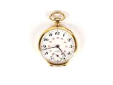 une montre de poche en or sur fond blanc