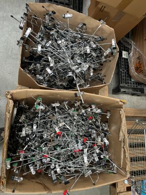 deux cartons remplis de composants électroniques posés par terre