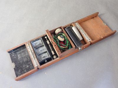 une petite boîte en bois contenant tout un tas de composants électroniques