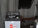 une machine posée sur une palette dans une pièce