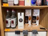 de nombreuses bouteilles d'alcool sur les étagères du magasin