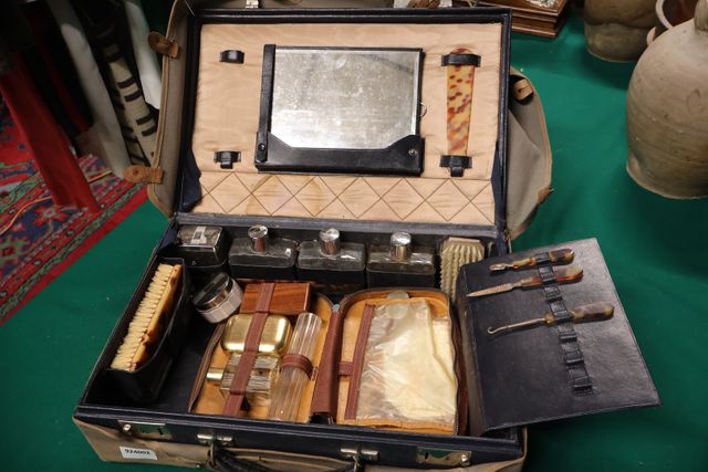 Nécessaire de toilette dans sa valise cuir bleu (incomplet)