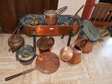 de nombreuses casseroles et poêles qui traînent par terre