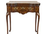 une vieille table en bois avec un plateau en marbre et des tiroirs