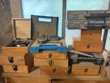 plusieurs boîtes empilées les unes sur les autres