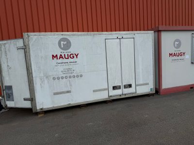 deux remorques garées devant un immeuble