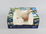 une boîte contenant un avion miniature, posée sur une table