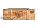 deux caisses de vin en bois sont empilées l'une sur l'autre
