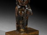 paire de figurines en bois sculpté représentant une femme et un enfant