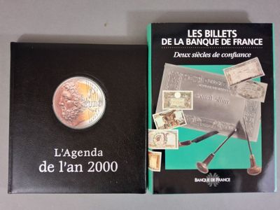 deux livres posés sur une table, devant lesquels se trouve la photo d'une liasse de billets