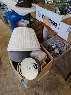une lampe posée dans une boîte par terre