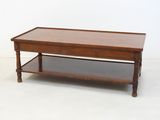 une photo d'une table basse en bois avec une étagère en dessous