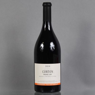 une bouteille de vin rouge posée sur une table en verre