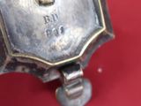 une horloge en argent posée sur une table rouge