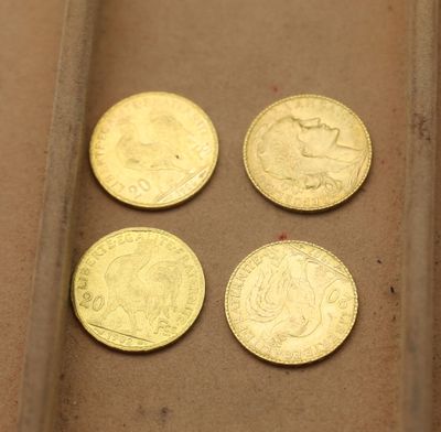 quatre types différents de pièces d'or posées sur une table