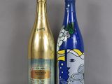 deux bouteilles de vin posées sur une table en verre