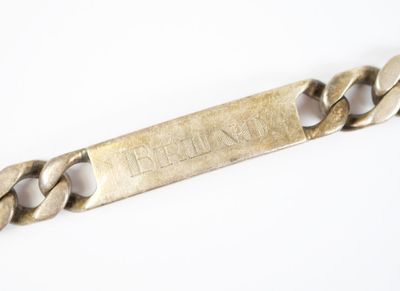 une photo d'un bracelet en chaîne d'or muni d'une plaque portant un nom