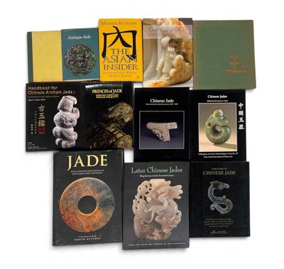 un grand nombre de livres posés sur une table