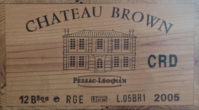 une pancarte en bois sur laquelle est inscrit « Château Brown »
