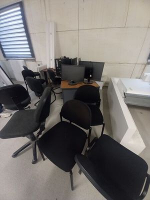 une salle avec beaucoup de chaises et de bureaux