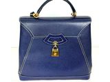 une image représentant un sac à main bleu muni d'un cadenas