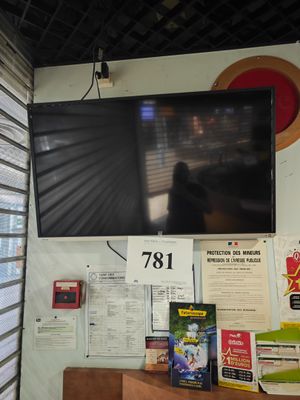 un téléviseur fixé au mur dans une pièce