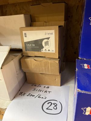 de nombreux cartons qui traînent par terre