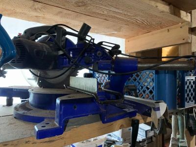 une machine bleue posée sur une étagère en bois