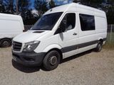 une camionnette blanche garée sur un terrain