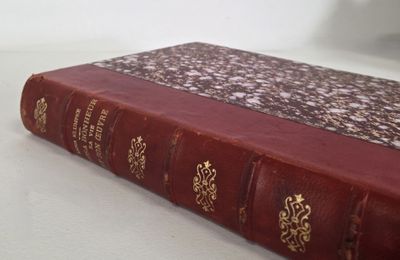 un livre rouge posé sur une table blanche
