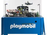 une vitrine Playmobil contenant tout un tas de jouets